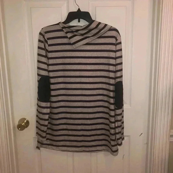 Pull over / black & beige stripe -size large - Picture 3 of 4